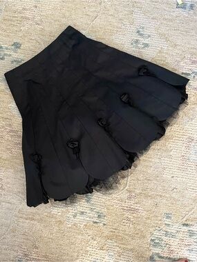 Vintage Karen Millen skirt, size 8
Great vintage condition
